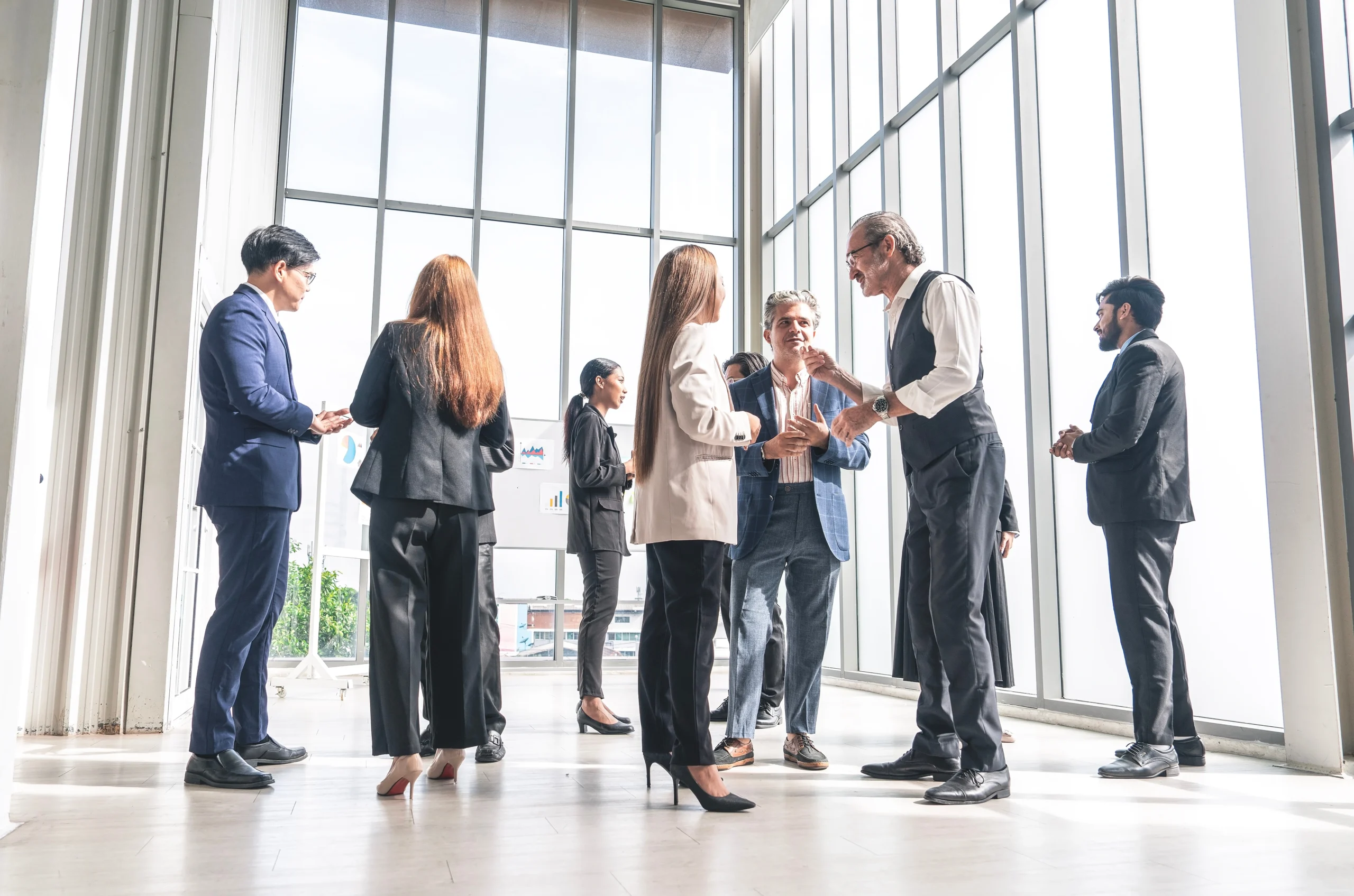 Professionnels qui discutent