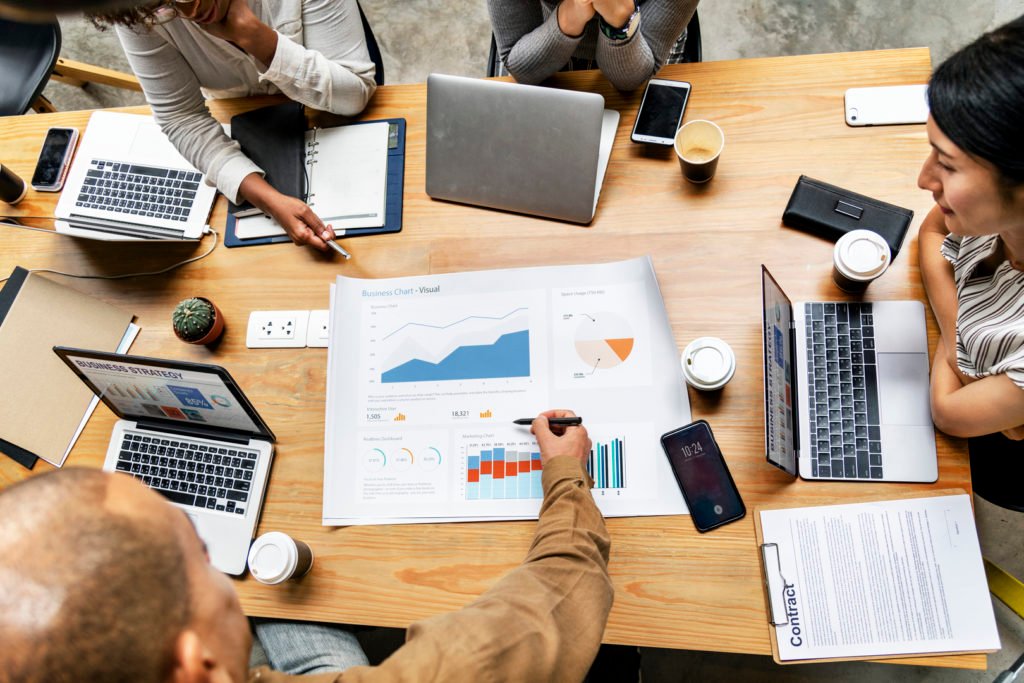 Personnes autour d'une table avec un formateur